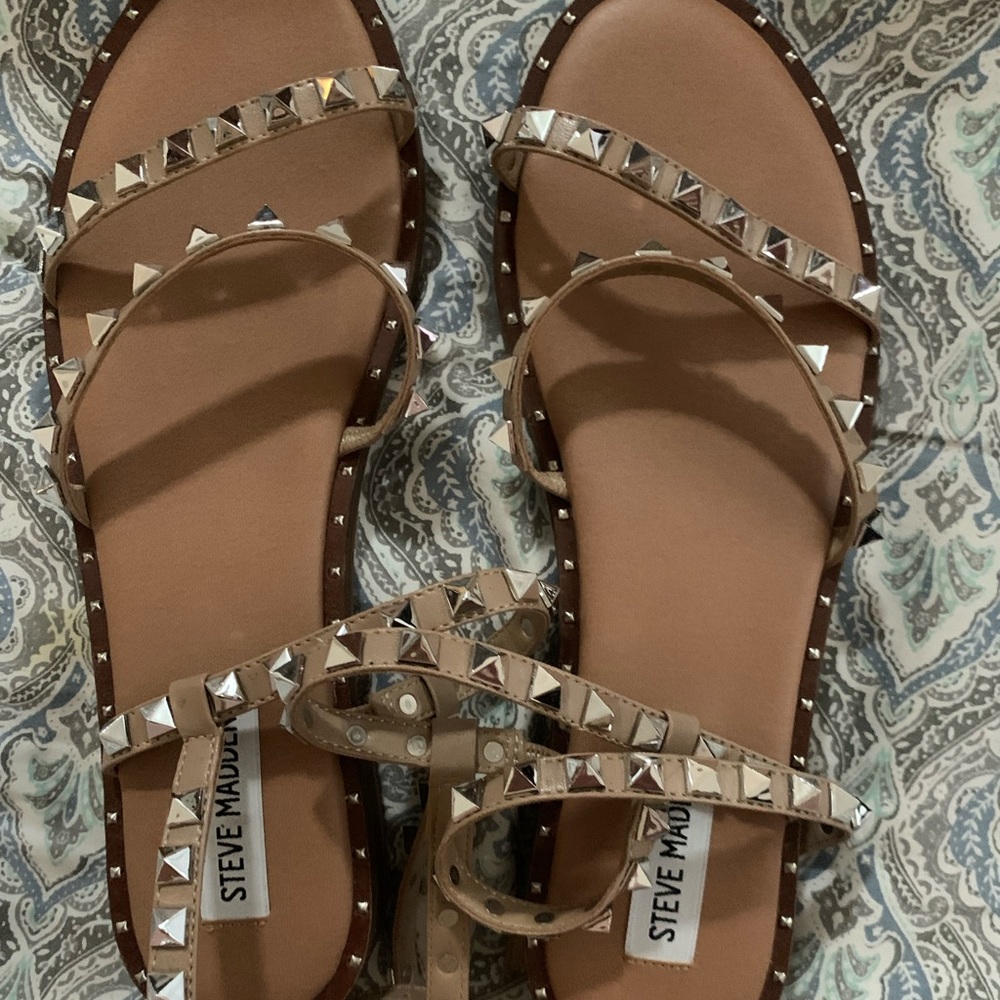 NWT SIZE 9.5 Steve Madden studded sandals